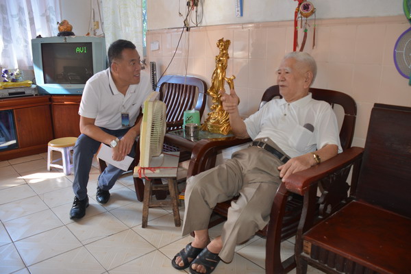 吕传柱院长与邓子夫老教授详细攀谈，回忆当年的情景，邓老侃侃而谈 (1)_缩小大小.JPG