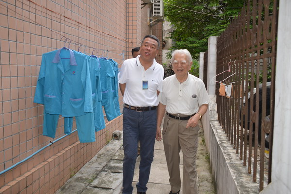 邓老坚持下楼把学校领导送到大门口_缩小大小.JPG