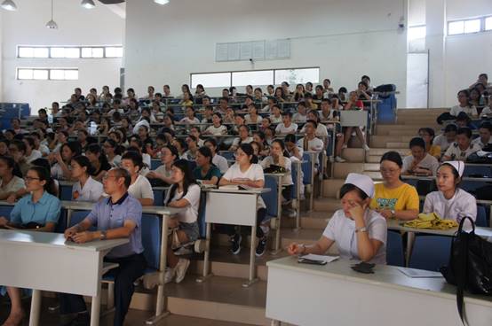 学生认真聆听赛后点评.JPG