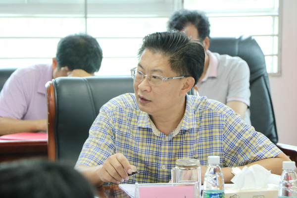 1494577396112162.jpg 谢江波副书记主持会议并点评_缩小大小.JPG
