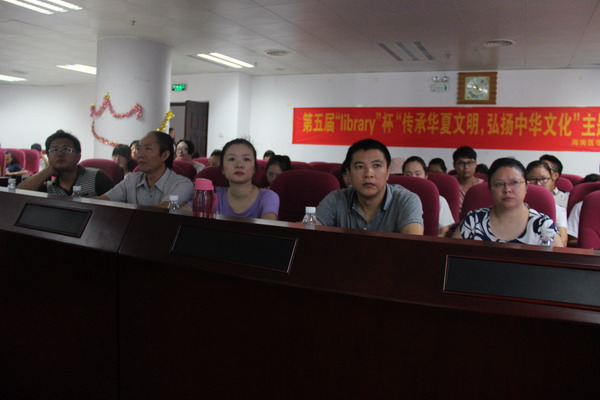 出席辩论赛决赛现场的评委老师们_缩小大小.JPG