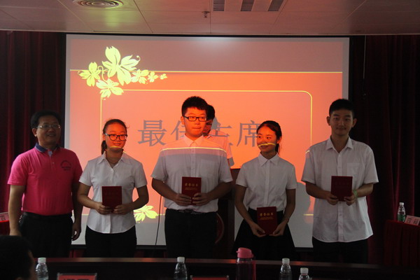 学工部余伟新副部长为最佳主席颁奖_缩小大小.JPG