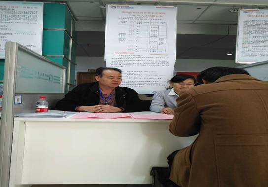 吴建辉书记、蒋红艳副院长在成都人才招聘会上与人才交流(一).jpg