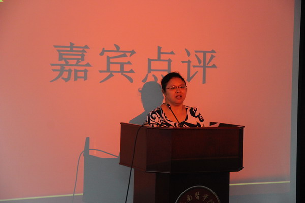 人文社科部邓少柳老师点评此次辩论赛_缩小大小.JPG