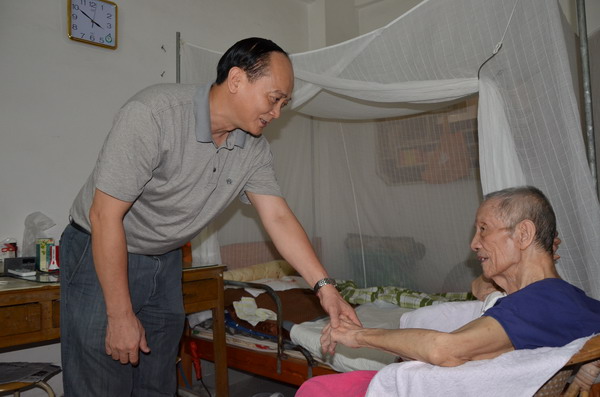 廖小平书记亲切看望陈历昌老教授_缩小大小.JPG