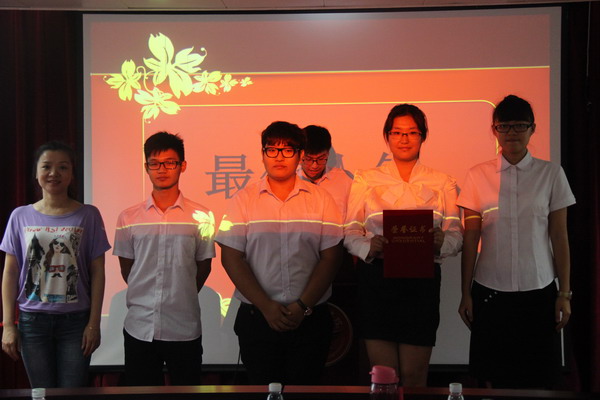 校团委书记符琬聆为最佳人气队颁奖_缩小大小.JPG