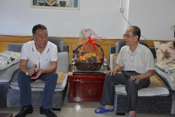 陈广平教授对海医 当年培养的人才如数家珍，并建议学校加大这方面的工作_缩小大小.JPG