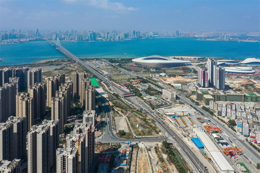 2023年2月28日,广湛铁路湛江湾海底隧道盾构区间“过海穿城”(无人机照片)。新华社记者 刘大伟 摄