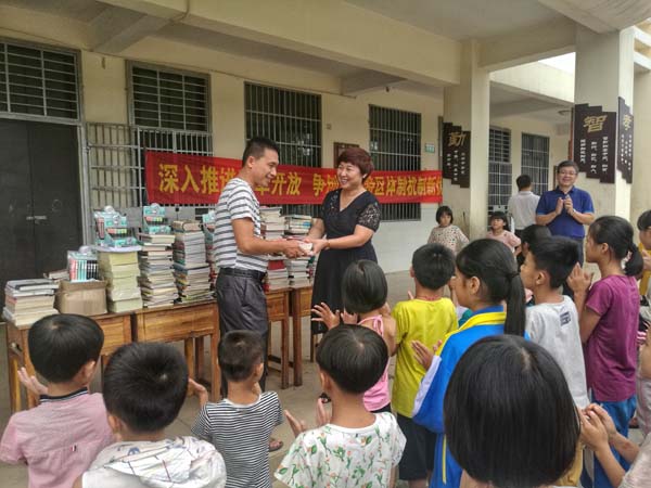 1501686742810288.jpg 林英姿副校长代表437ccm必赢国际向乌石坡村小学捐赠了一批文具和书本.jpg