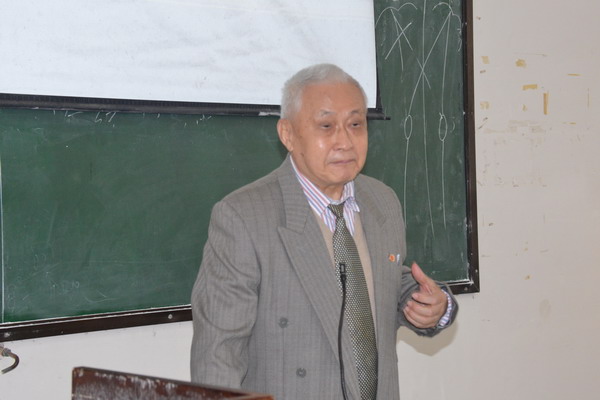 华老勉励学生潜心专研中医理论，做个对国家和社会有用之才_缩小大小.JPG