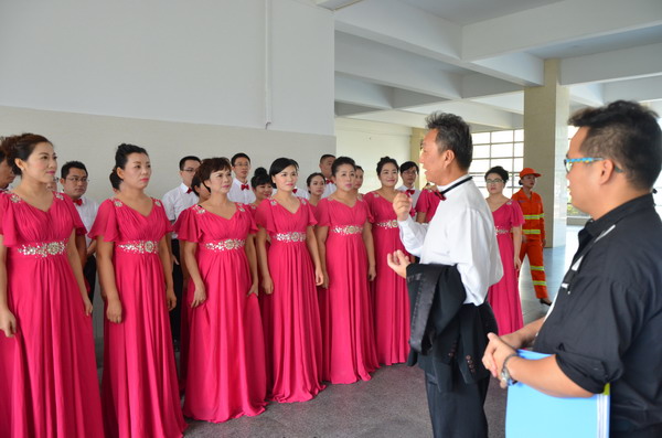 指挥老师给队员讲述比赛时注意事项.JPG