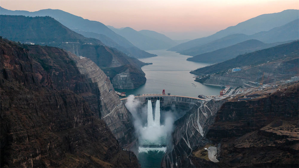 白鹤滩水电站一景(2022年12月19日摄,无人机照片)。新华社记者 胡超 摄